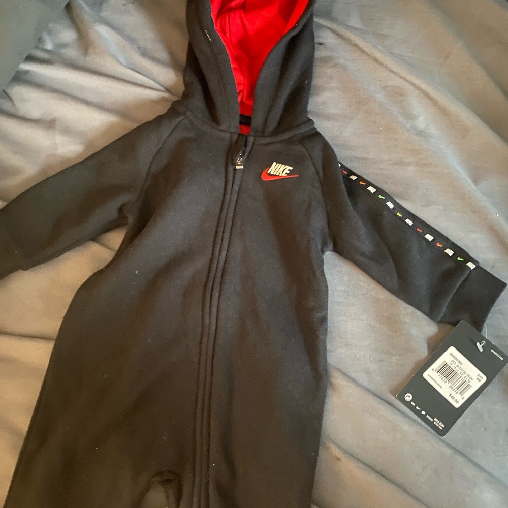 5 baby sweatsuits , champion and Nike (6-8 months)